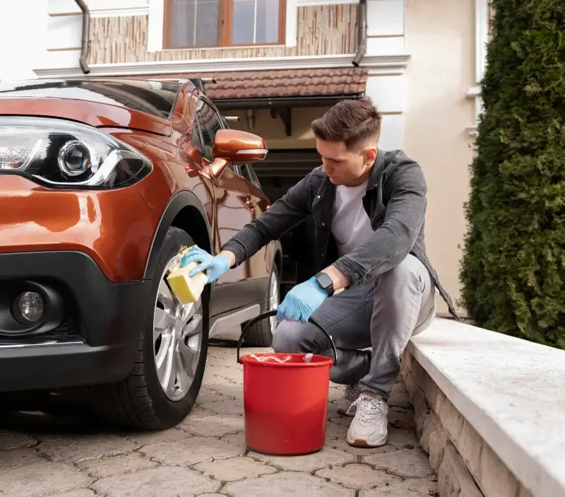 Lavage auto à domicile Saint-Pierre-de-Clairac : professionnel intervenant sur un véhicule